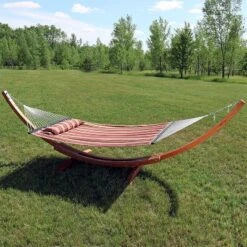 Sunnydaze Decor 19 Sunnydaze Decor Sunnydaze Quilted Double Fabric 2-Person Hammock With Curved Arc Wood Stand